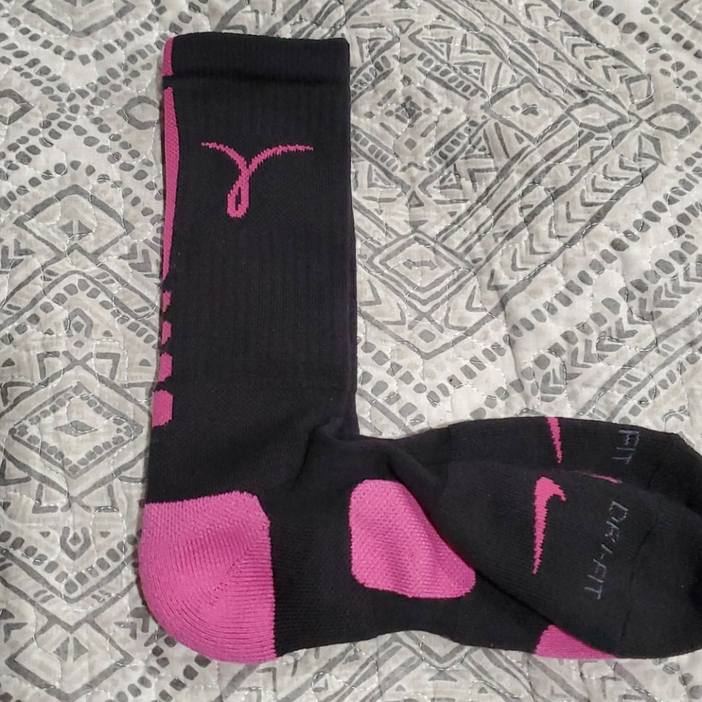 Nike dri-fit elite breast cancer socks nwot